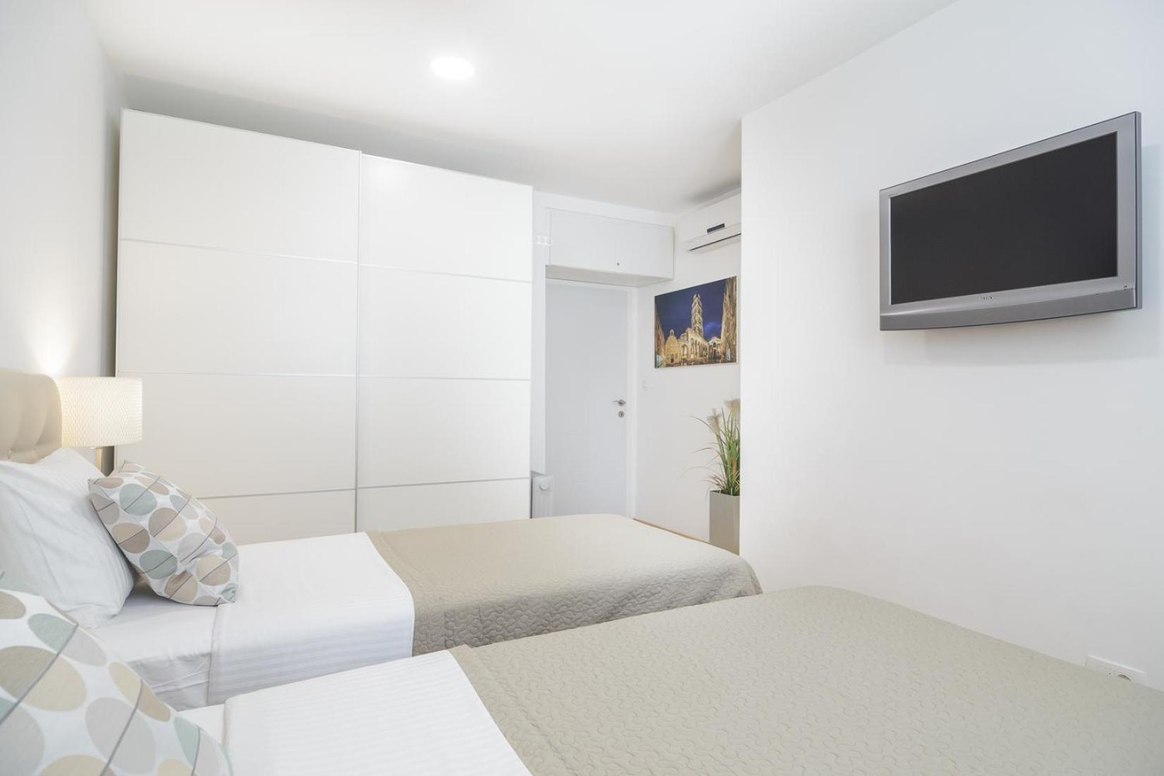 Holiday Home Aspalathos - With Free Parking, Near The Beach, A Few Minutes' Walking Distance To The Unesco Palace Split Exterior photo