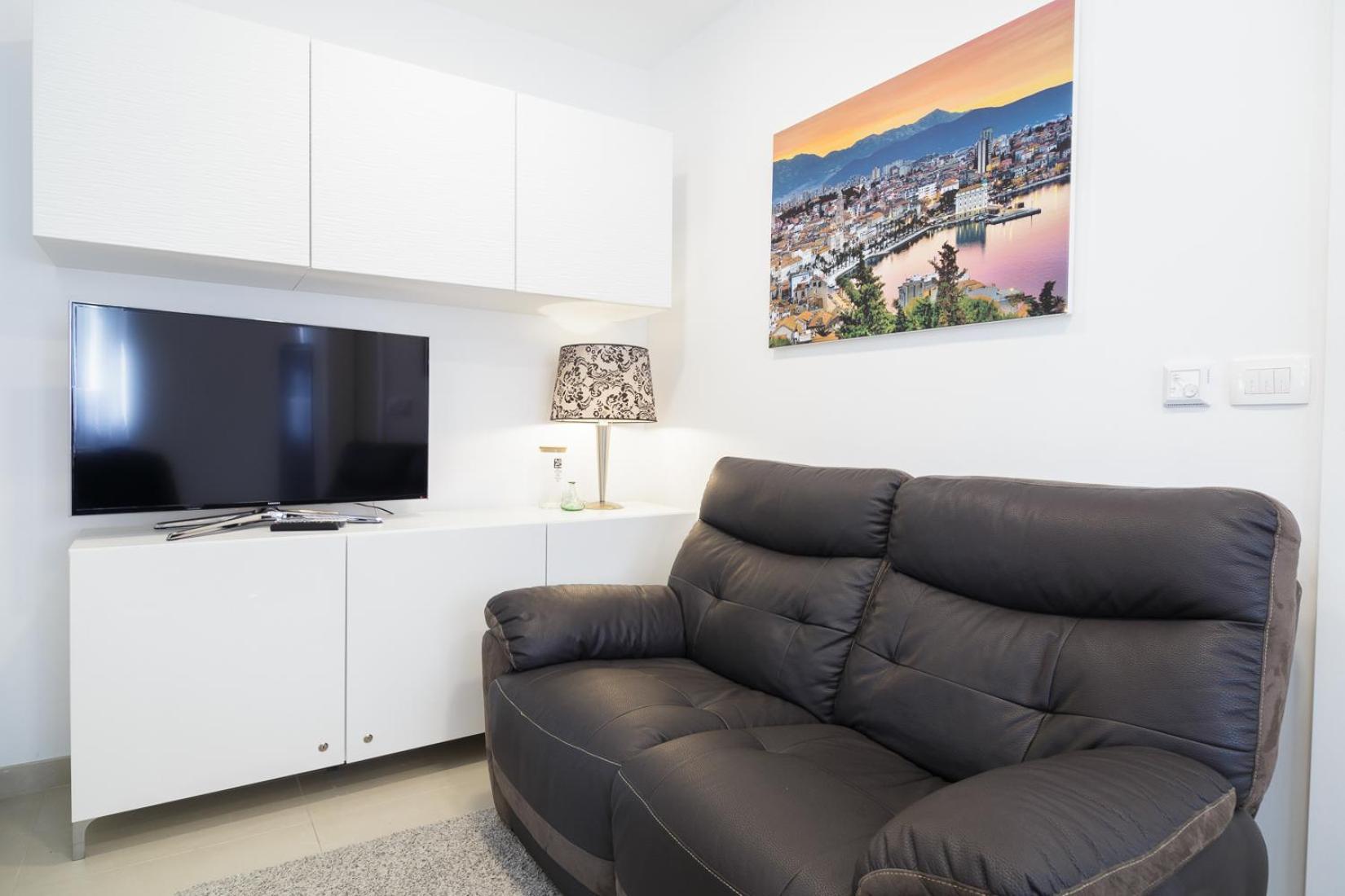 Holiday Home Aspalathos - With Free Parking, Near The Beach, A Few Minutes' Walking Distance To The Unesco Palace Split Exterior photo